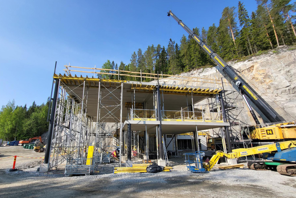 Kallioon louhittavan liikunta- ja tapahtumakeskus Luolan sisäänkäyntirakennuksen rakentaminen on käynnistynyt.
